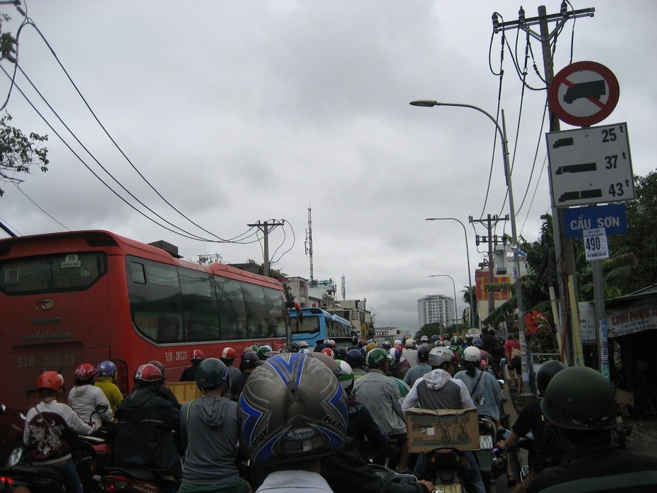 TP.HCM sau mưa bão, người dân vật lộn với ngập đường và kẹt xe