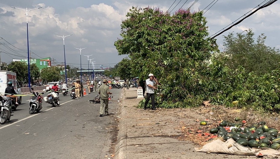 Nghi vấn thiếu gia đua "xế hộp", tông nam thanh niên bán dưa bên đường tử vong