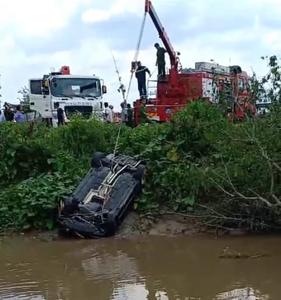 Nóng: Đang trục vớt ô tô Mercedes 4 chỗ, nghi chở theo 2 người đàn ông và 1 phụ nữ mang thai mất tích trước đó