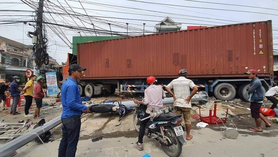 Container mất lái gây tai nạn liên tiếp, nhiều người bị thương