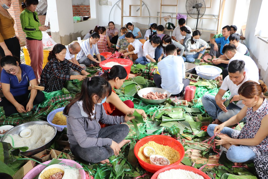 Chị em quên ngày lễ để gói bánh gửi đống bào miền Trung