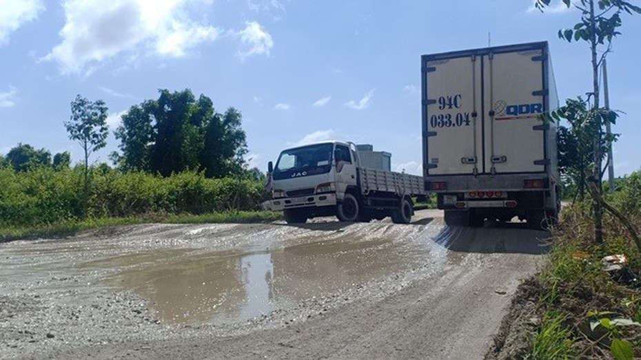 Bạc Liêu: Lái xe ngao ngán khi “bò” qua đoạn đường “đau khổ”