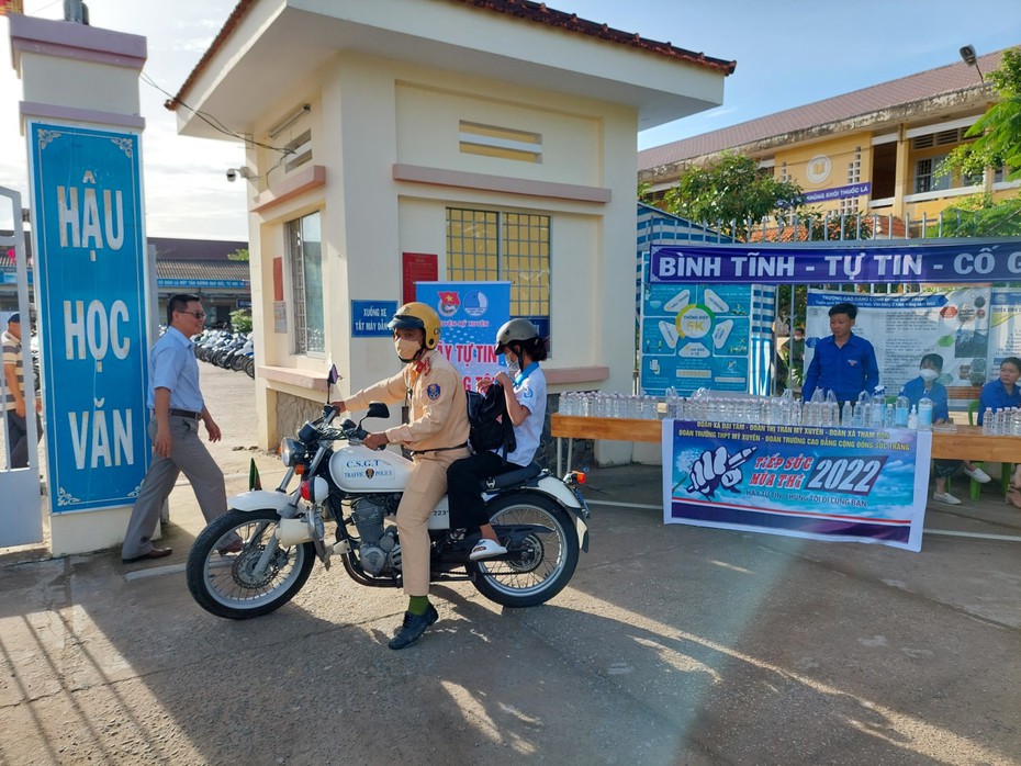 Cảnh sát dùng xe đặc chủng chạy hơn 8km chở nữ thí sinh đến điểm thi