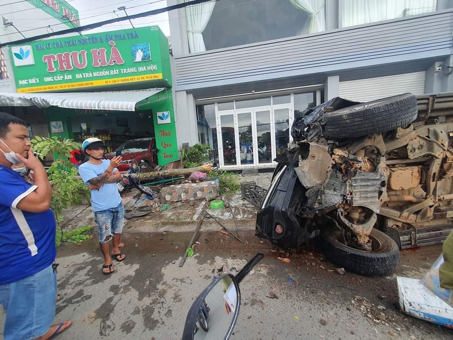 Cà Mau: Ô tô 7 chỗ mất lái tông vợ chồng chủ tiệm trà thương vong