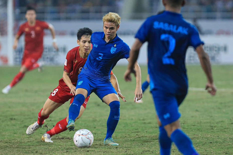 Huyền thoại Thái Lan khuyên Theerathon sang V.League chơi bóng