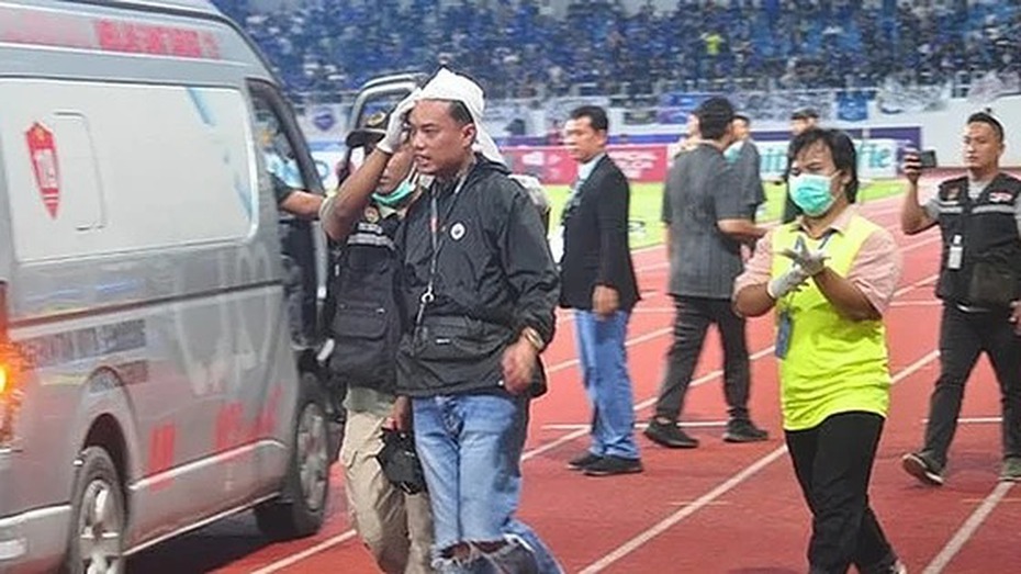 Bóng đá Indonesia lại xảy ra bạo loạn: CĐV ném đá, đuổi đánh nhau trên khán đài
