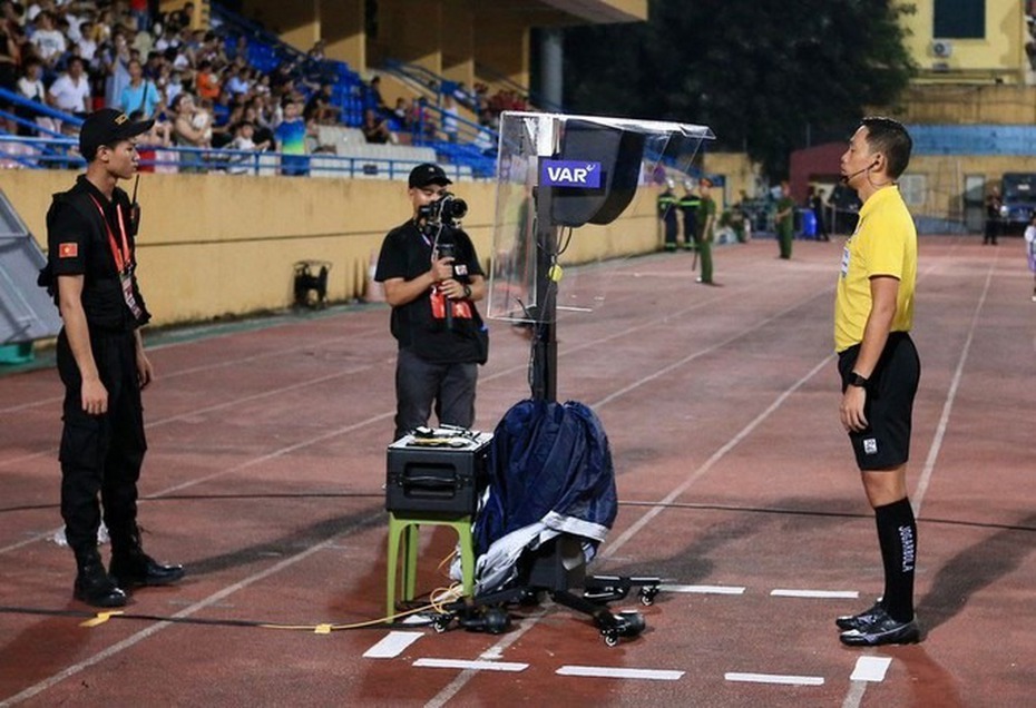 VAR vẫn chưa thể 'phủ sóng' 100% ở V.League