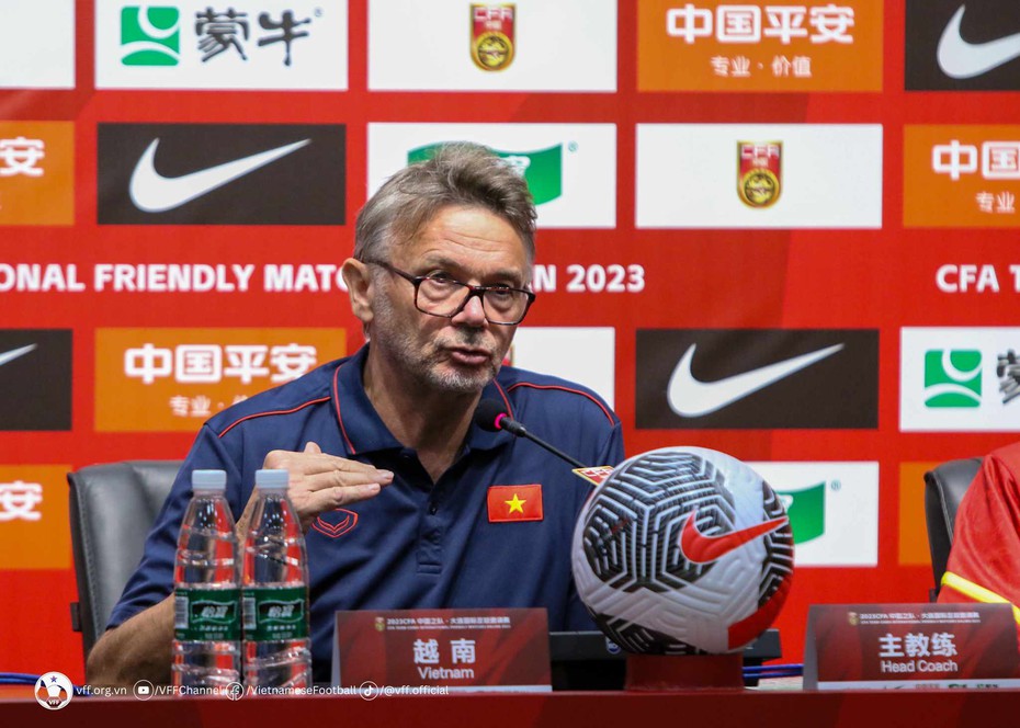 HLV Troussier nói gì sau trận thua trắng trước ĐT Trung Quốc?