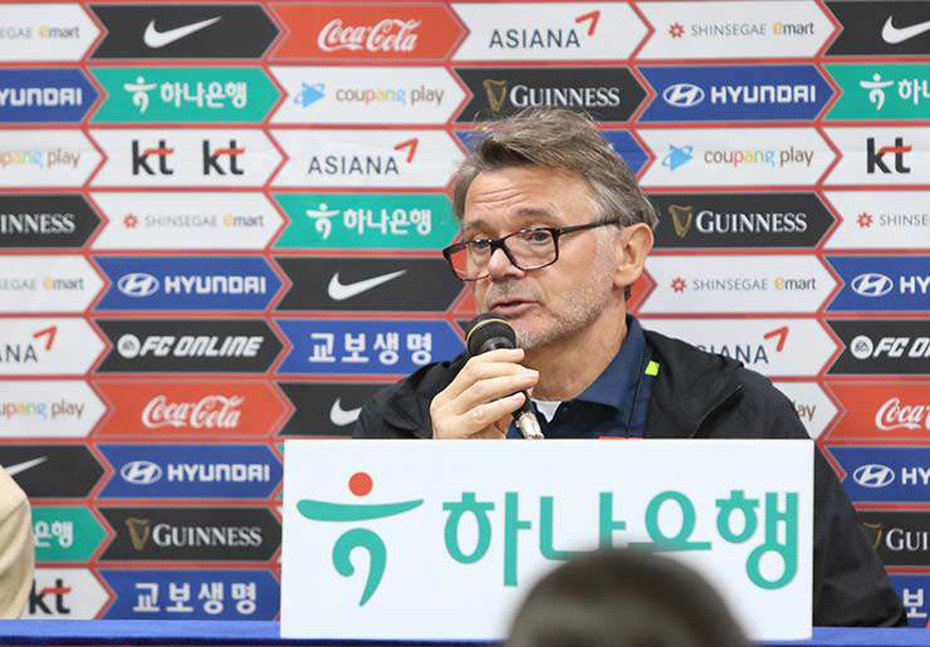 HLV Troussier: "Tôi không muốn nhìn vào tỉ số, nhưng Việt Nam xứng đáng có bàn thắng"