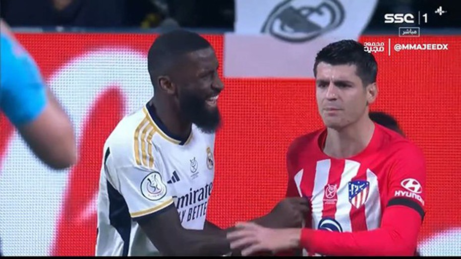 Morata giận sôi khi bị Rudiger véo