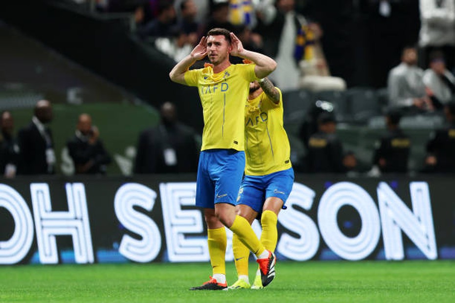 Đồng đội CR7 ghi bàn từ cách 64m trong trận đại thắng đội của Messi