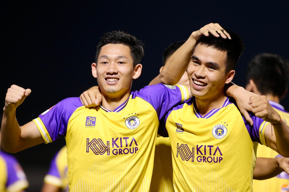 Hai Long lập siêu phẩm, Hà Nội FC thắng dễ TP.HCM