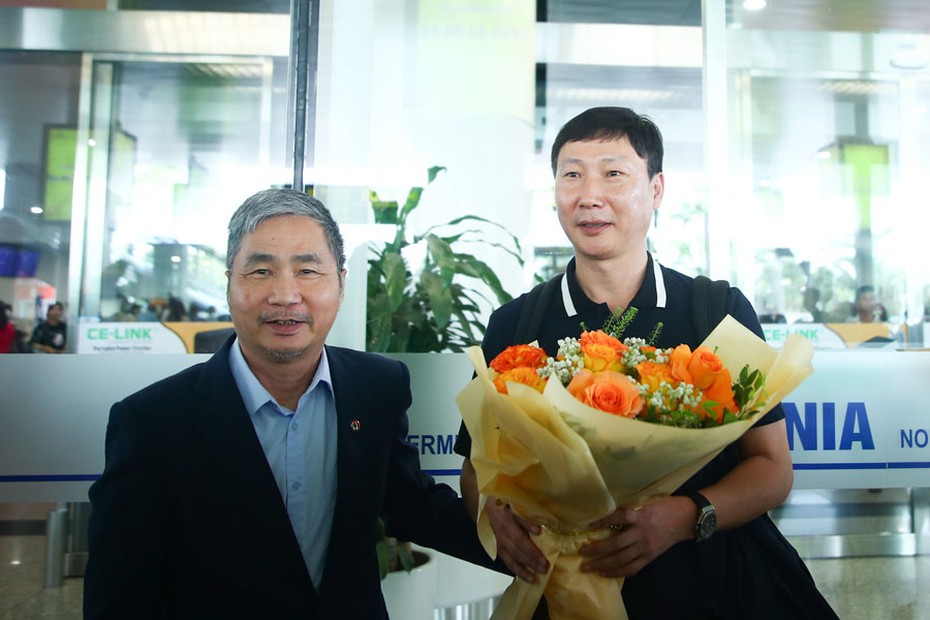 HLV Kim Sang Sik đã có mặt ở Việt Nam