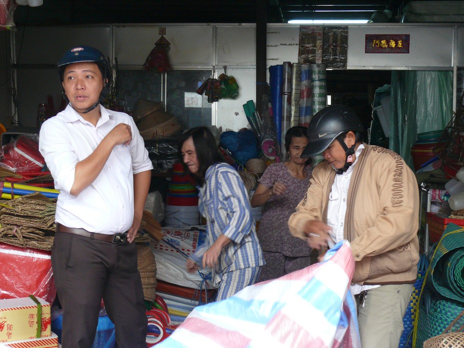 Người Cà Mau đào hầm, xây “lô cốt” chống bão Tembin