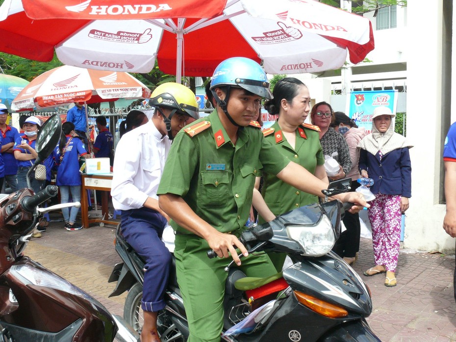 Cà Mau: Đội ngũ xe ôm miễn phí "thắp lửa" mùa thi THPT Quốc gia 2018