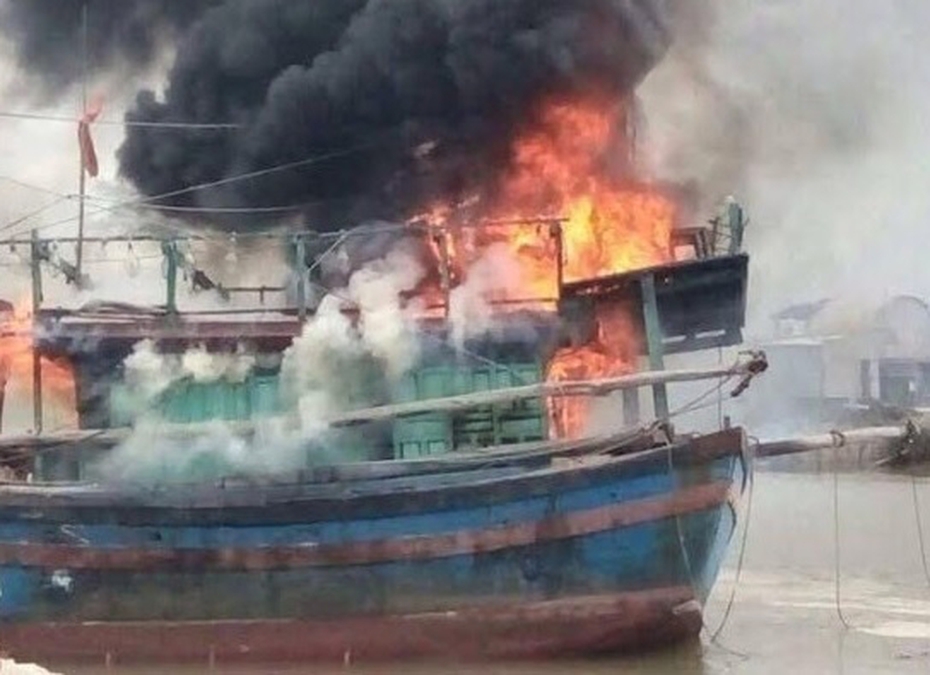 Tàu cá ngư dân Cà Mau bốc cháy giữa đêm