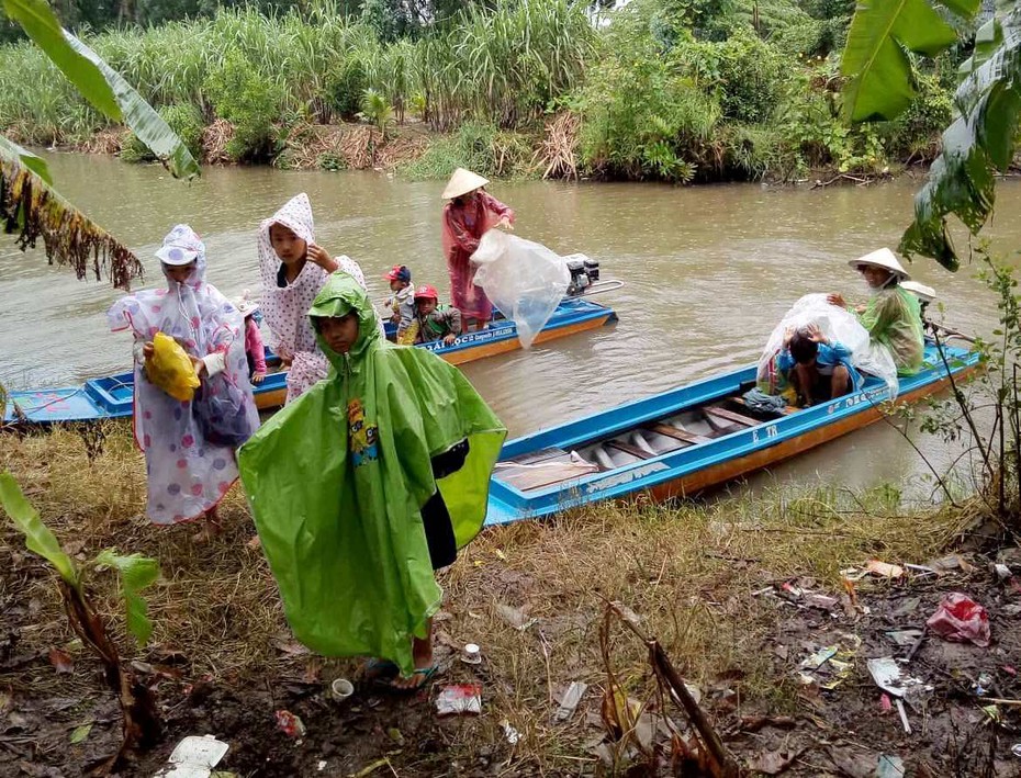 Cà Mau: Học sinh Đất Mũi “đội mưa” đi đò đến dự lễ khai giảng