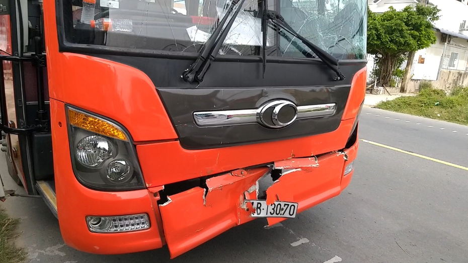 Tai nạn liên hoàn giữa xe Phương Trang với hàng loạt ô tô, nhiều hành khách hoảng loạn