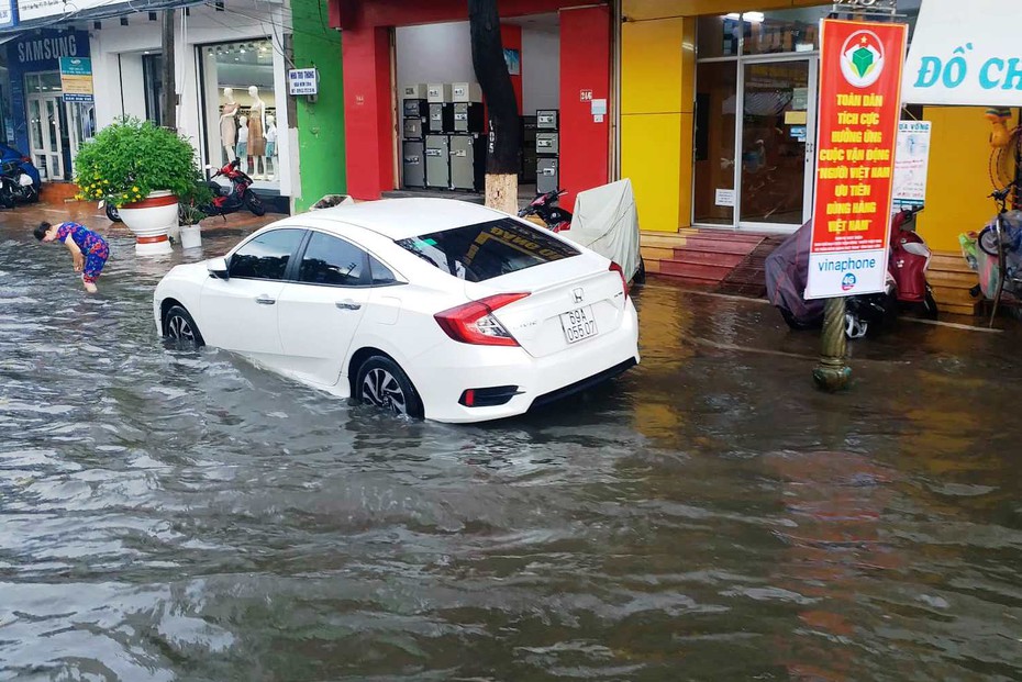 Nhiều tuyến đường TP.Bạc Liêu chìm trong nước sau trận mưa "vàng"