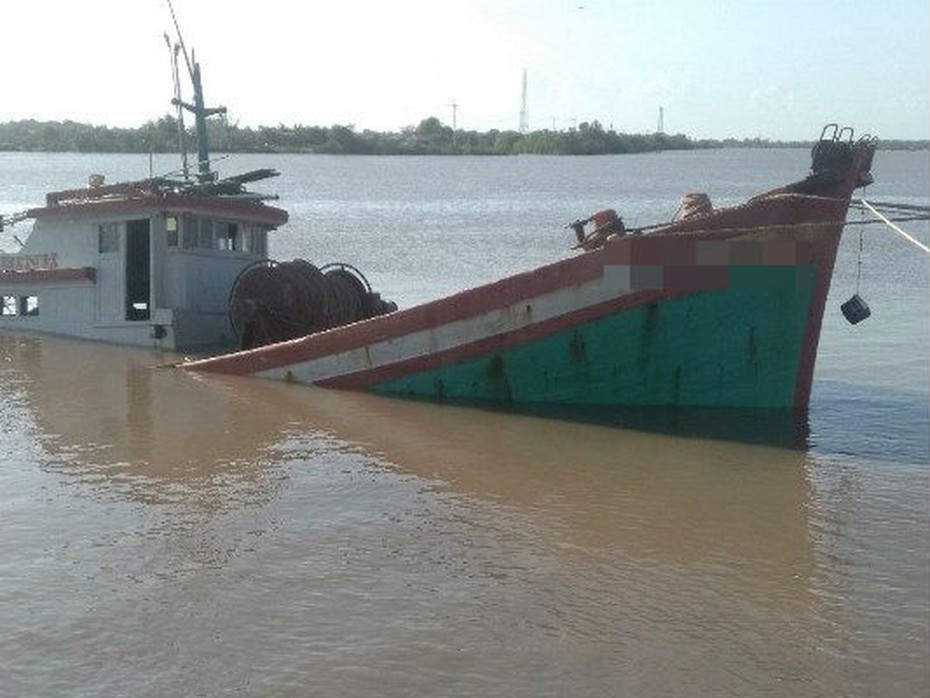 Xác minh tàu cá của ngư dân Cà Mau bị tàu hàng đâm chìm trên biển