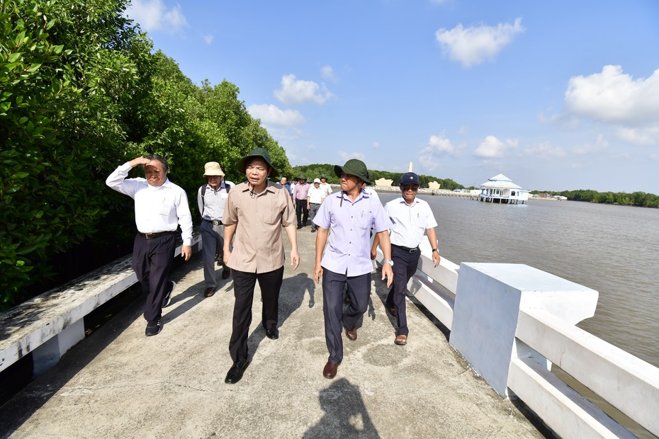 Bộ trưởng Nguyễn Xuân Cường kiểm tra sạt lở và công tác ứng phó tại Cà Mau