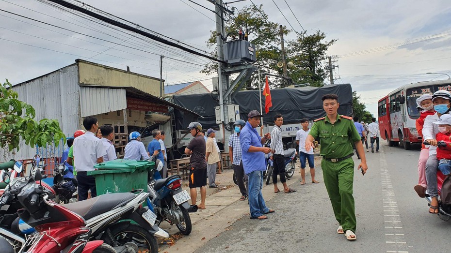 Nguyên nhân ban đầu vụ xe tải “húc” xe buýt rồi tông vào trụ sở khóm