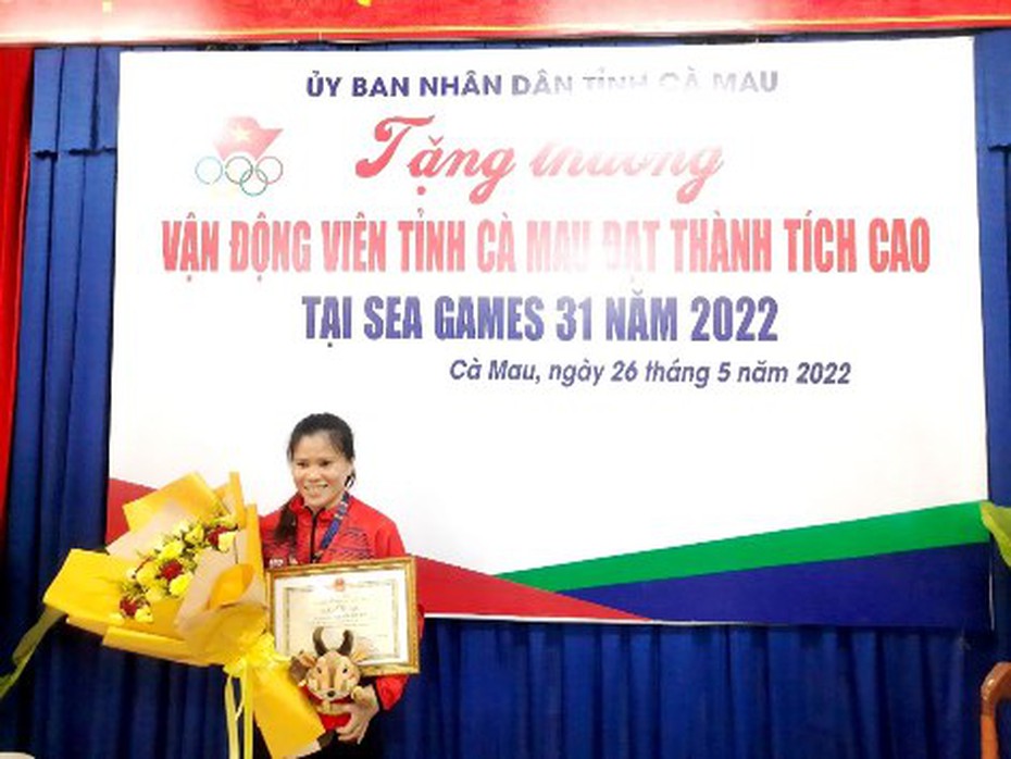 Cà Mau: Khen thưởng VĐV đạt Huy chương bạc Futsal nữ tại SEA Games 31