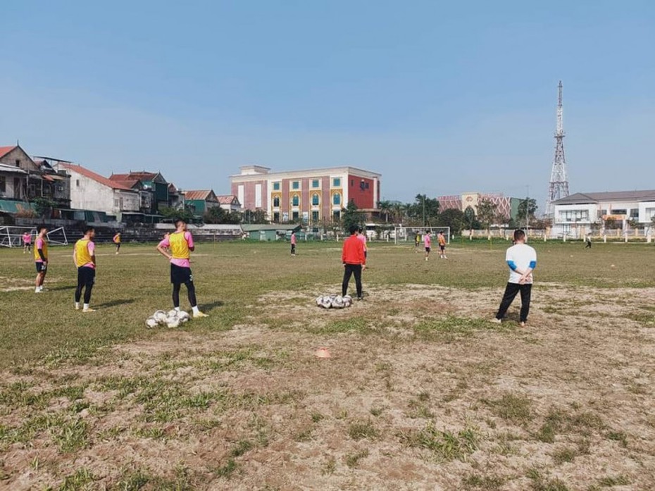 Hồng Lĩnh Hà Tĩnh tập trên mặt 'sân ruộng' trước trận gặp HAGL