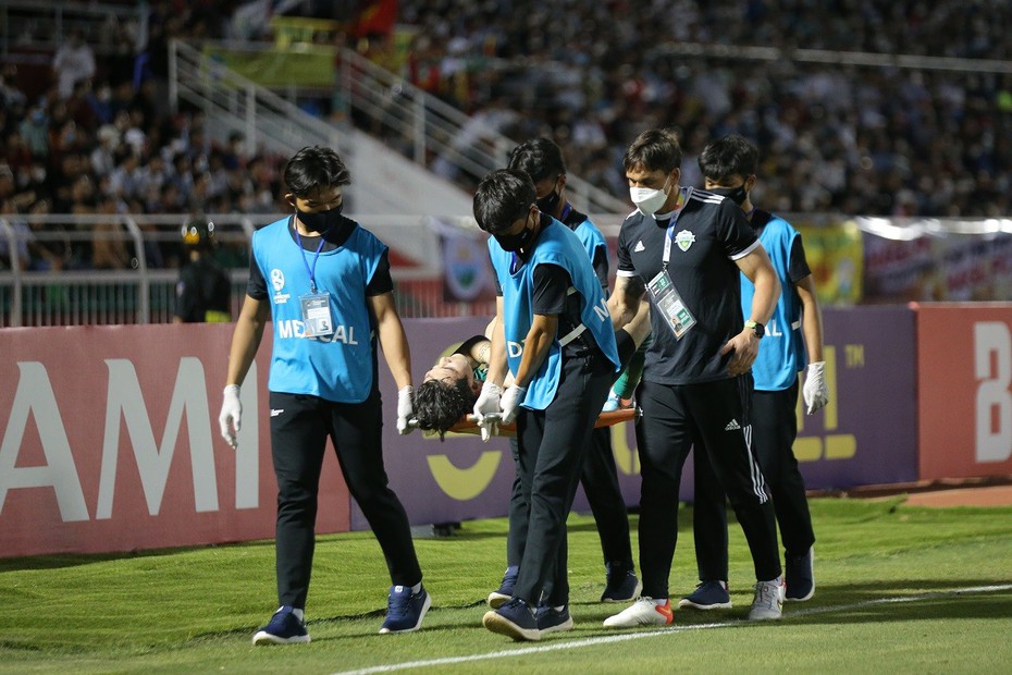 Va chạm với Hồng Duy, ngôi sao của Jeonbuk rời sân bằng xe cứu thương