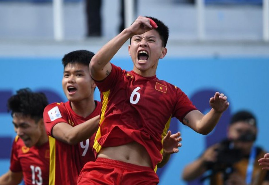 Lập siêu phẩm kiểu Roberto Carlos, Tiến Long nói gì?