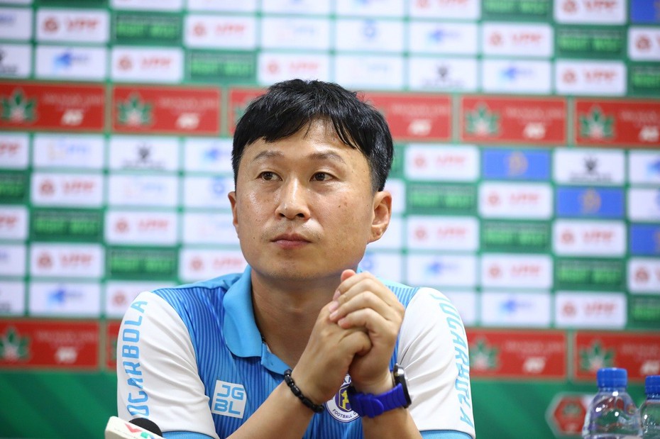 HLV Hà Nội FC: "Chúng tôi đang nỗ lực để lấp đầy vị trí của Quang Hải"