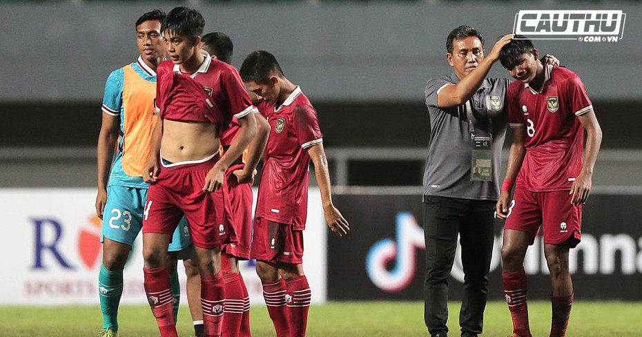 Cầu thủ Indonesia khóc nức nở vì bị loại sau trận thua thảm trước U17 Malaysia