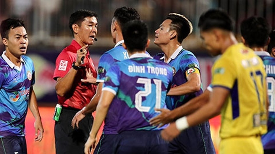 Trọng tài "tặng" HAGL quả penalty bị treo còi đến hết mùa giải