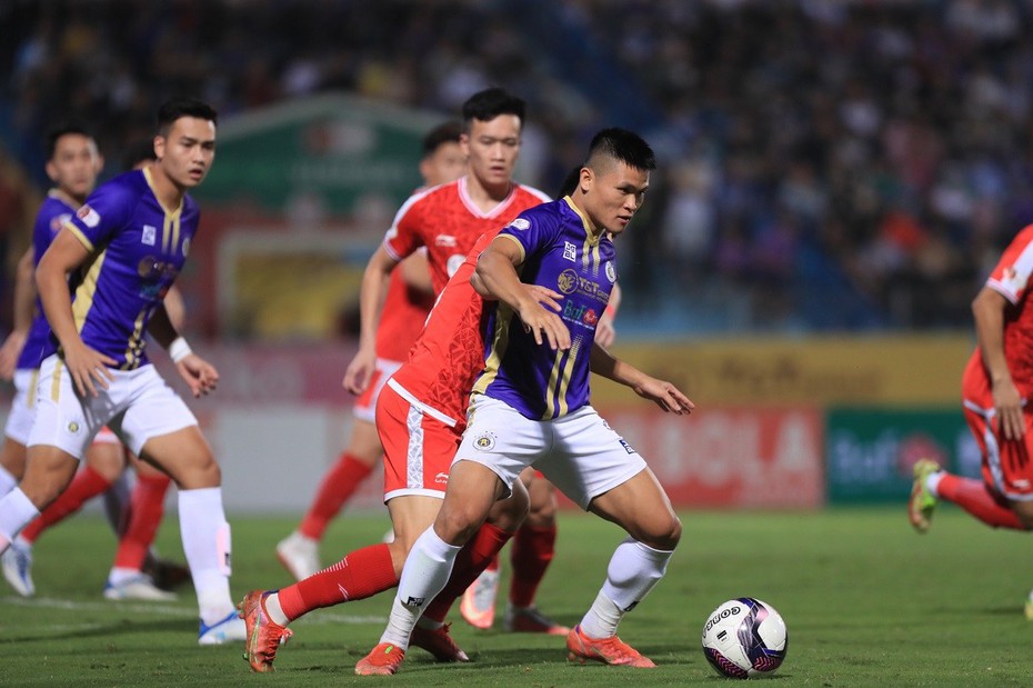 Để CĐV Hải Phòng xúc phạm trọng tài ở trận derby, Hà Nội và Viettel nhận án phạt