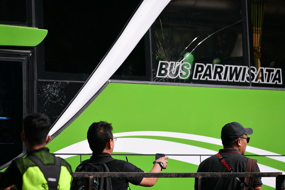 Indonesia xin lỗi vì để CĐV ném đá vỡ kính xe buýt của ĐT Thái Lan