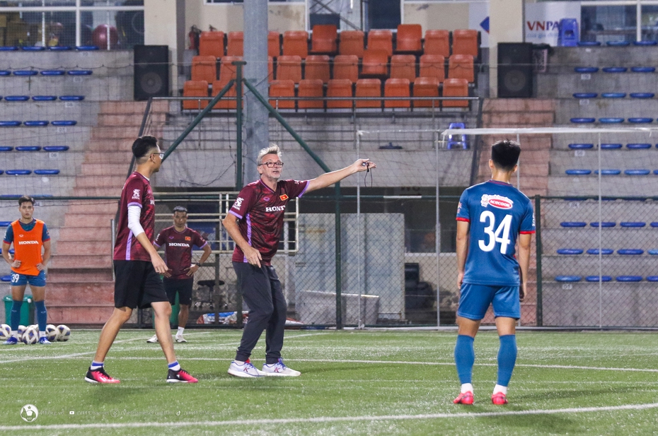 HLV Troussier loại ‘trò cưng’ Lê Văn Đô