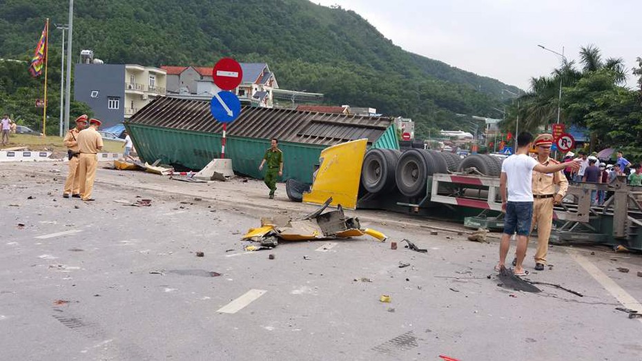 Quảng Ninh: Xe container lật nhào trên đường