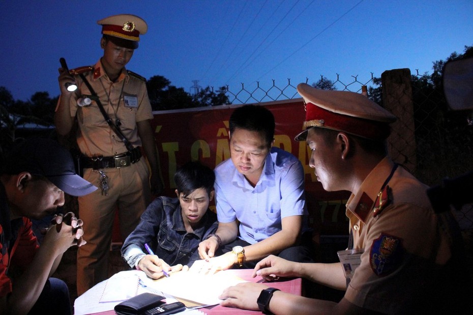 CSGT bắt “nóng” thanh niên phê ma túy chạy xe ngổ ngáo ngoài đường