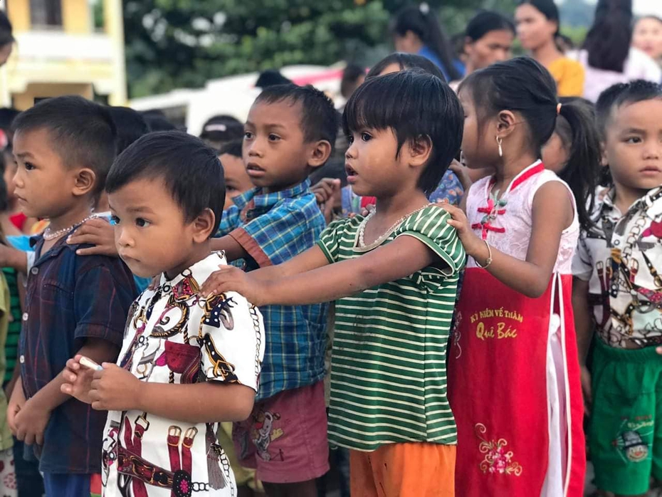 Phát quà Trung thu cho trẻ em nghèo, bắt gặp hình ảnh khiến ai cũng thương cảm