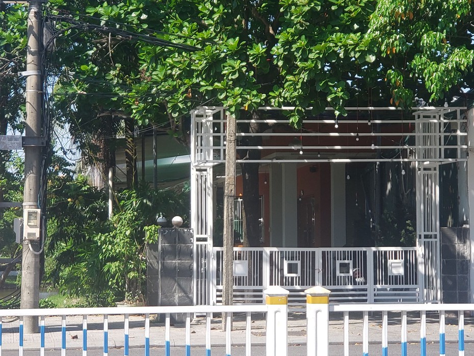 Vụ nhân viên cây xanh bị đánh bầm dập ở Huế: Chủ quán bị khởi tố, nhân viên tháo dỡ biển hiệu