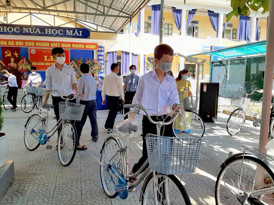 Món quà quen thuộc với học sinh miền núi mỗi dịp khai giảng của vị tướng công an