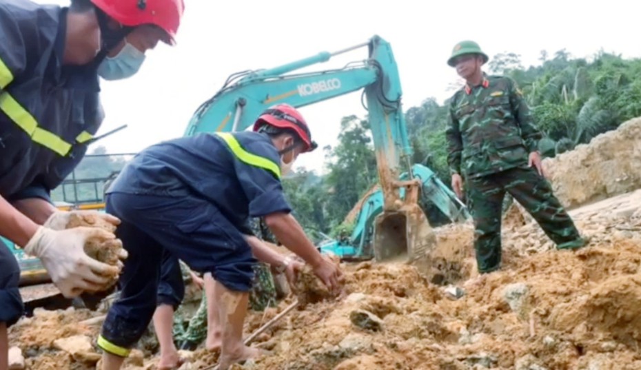 Dùng tay bốc từng viên đá, miếng đất tìm kiếm nạn nhân ở Rào Trăng 3