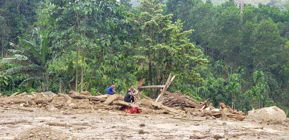 Theo chân công binh vào vùng sạt lở đất ở Trà Leng