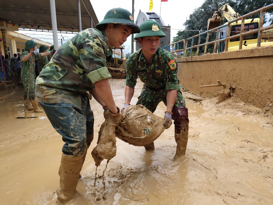 Quân dân căng mình dọn lớp bùn dày 1m, sớm đón học sinh trở lại lớp