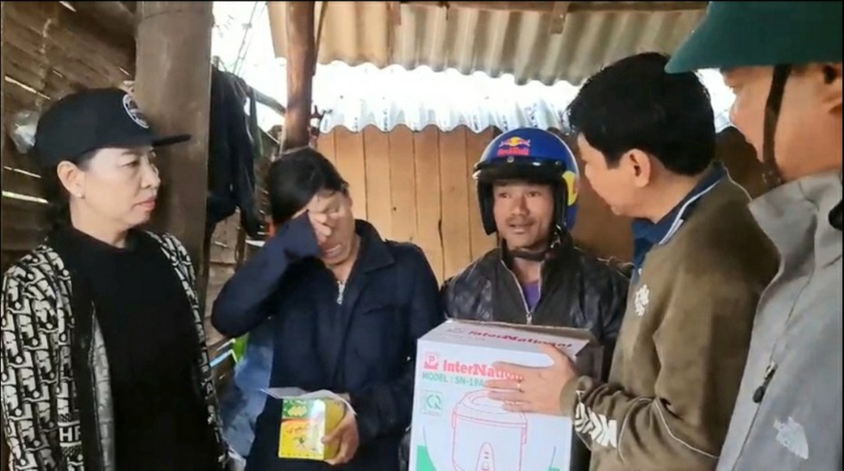 Vợ chồng nghèo rớm nước mắt nhận quà từ thiện của đồng bào phương xa
