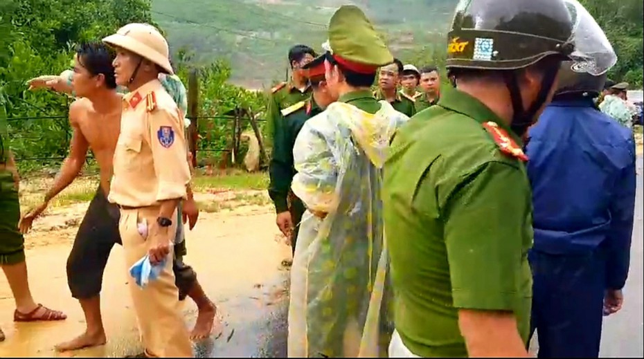 Quảng Nam: Sạt lở đất dọc tuyến quốc lộ, 1 người mất tích