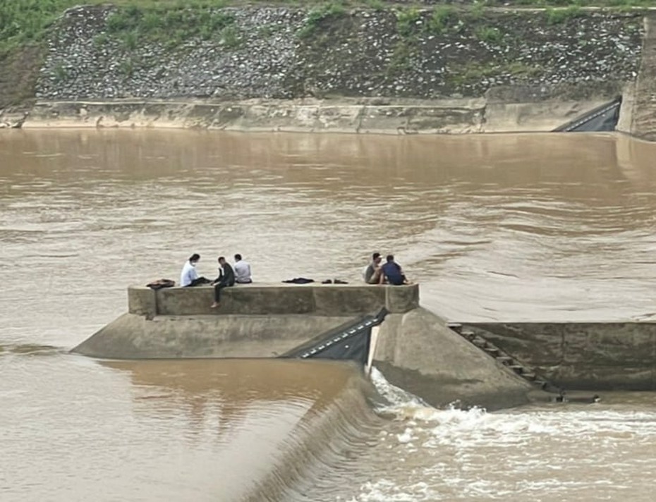 Quảng Trị: Điều tra làm rõ vụ tàu chở đoàn công tác của sở GTVT gặp sự cố trên sông