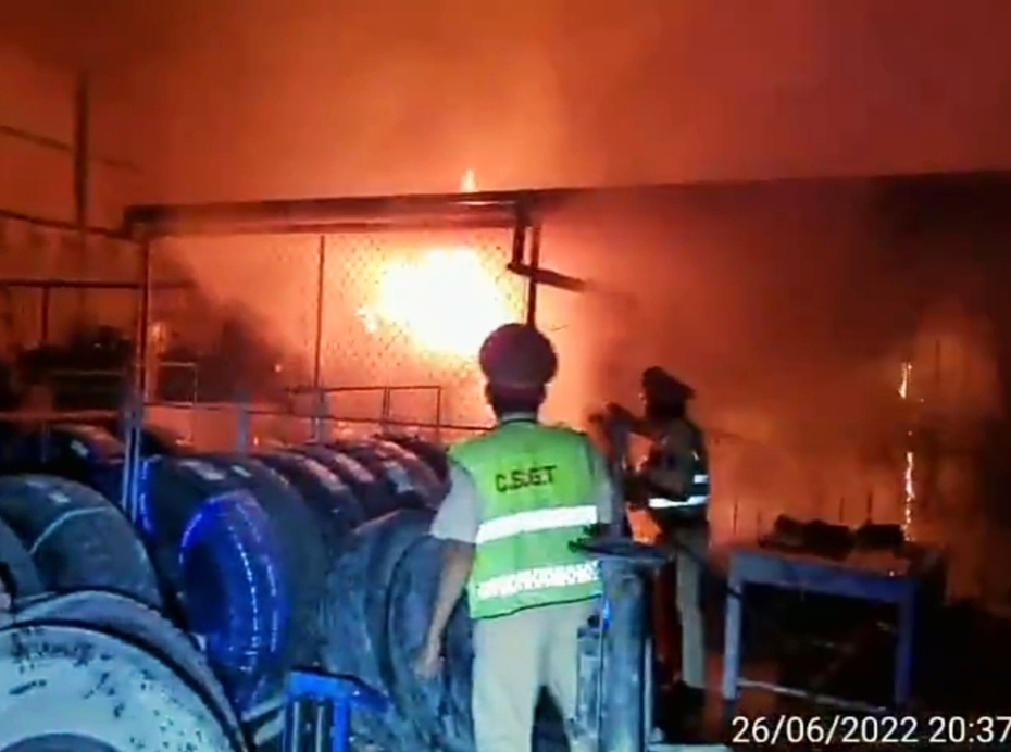 VIDEO: CSGT Huế lao vào gara đang bốc cháy khống chế đám lửa giúp dân