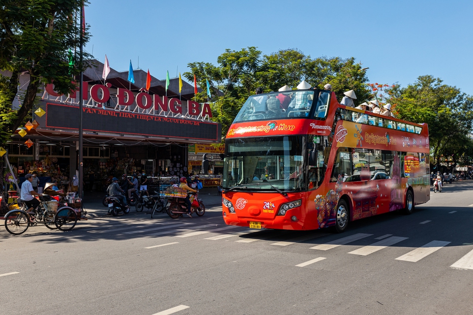 Xe buýt mui trần hoạt động như thế nào vào mùa mưa kéo dài ở Huế?