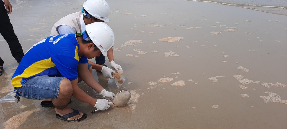 Nước biển đổi màu lạ, bọt đặc sệt bất thường ở Huế: Lấy mẫu phân tích